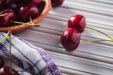 Su sıçratan kiraz siyah arkaplan.