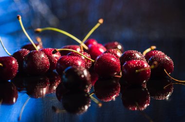 Su sıçratan kiraz siyah arkaplan.