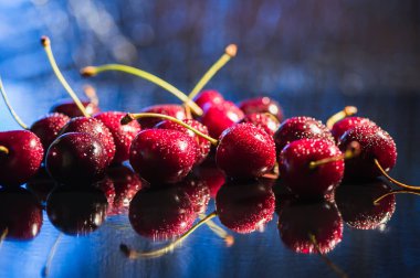 Su sıçratan kiraz siyah arkaplan.