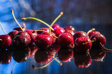 Su sıçratan kiraz siyah arkaplan.