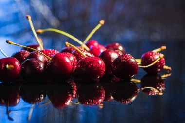 Su sıçratan kiraz siyah arkaplan.