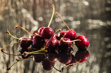 Su sıçratan kiraz siyah arkaplan.