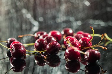 Sudaki kirazlar. Su sıçratan kirazlar. Tatlı böğürtlen arkaplanı. Meyve Vitaminleri Sağlık