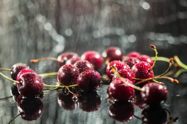 Sudaki kirazlar. Su sıçratan kirazlar. Tatlı böğürtlen arkaplanı. Meyve Vitaminleri Sağlık