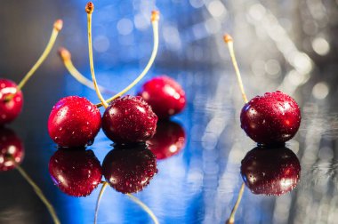 Sudaki kirazlar. Su sıçratan kirazlar. Tatlı böğürtlen arkaplanı. Meyve Vitaminleri Sağlık