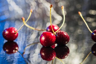 Sudaki kirazlar. Su sıçratan kirazlar. Tatlı böğürtlen arkaplanı. Meyve Vitaminleri Sağlık
