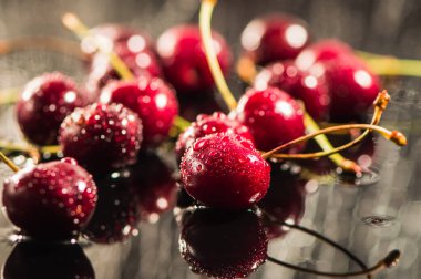 Sudaki kirazlar. Su sıçratan kirazlar. Tatlı böğürtlen arkaplanı. Meyve Vitaminleri Sağlık