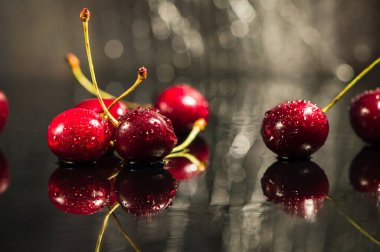 Sudaki kirazlar. Su sıçratan kirazlar. Tatlı böğürtlen arkaplanı. Meyve Vitaminleri Sağlık