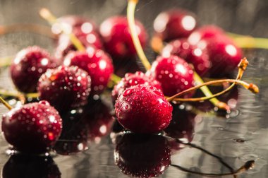 Sudaki kirazlar. Su sıçratan kirazlar. Tatlı böğürtlen arkaplanı. Meyve Vitaminleri Sağlık