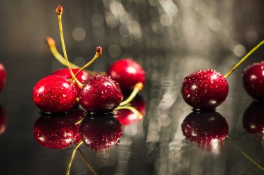 Sudaki kirazlar. Su sıçratan kirazlar. Tatlı böğürtlen arkaplanı. Meyve Vitaminleri Sağlık