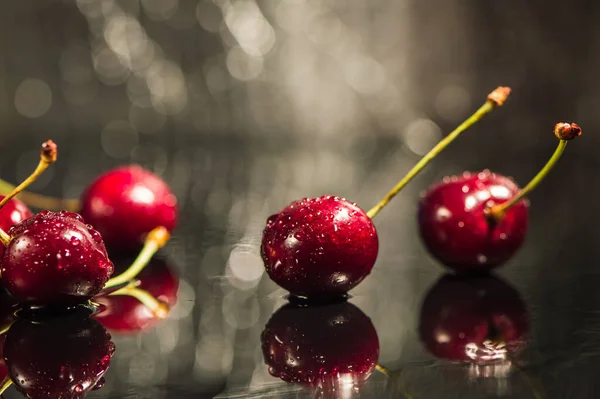 Kräuter Wasser Kirschen Wasserplätschern Süße Beere Makro Hintergrund Früchte Vitamine lizenzfreie Stockfotos