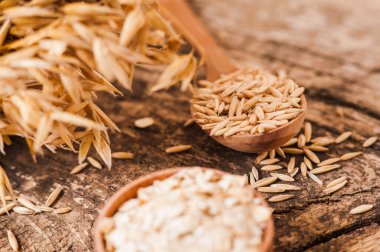 Sağlıklı, taze, kuru yulaf ezmesi, tahıl ve yulaf ezmesi. Cömert hasat. 