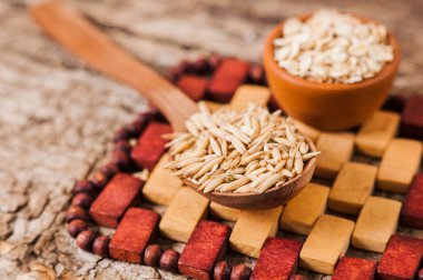 Yuvarlanmış yulaf ve yulaf taneleri ahşap bir masada, boşluğu kopyala.