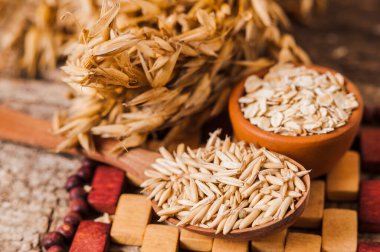 Yuvarlanmış yulaf ve yulaf taneleri ahşap bir masada, boşluğu kopyala.