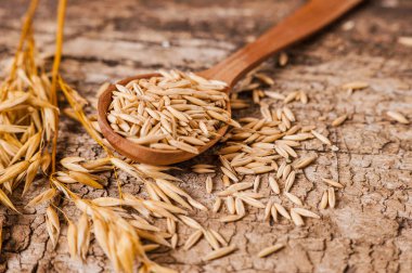 Yuvarlanmış yulaf ve yulaf taneleri ahşap bir masada, boşluğu kopyala.