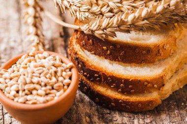 taze buğday taneleri ve un.