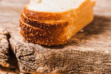 taze ekmek masanın üzerine dilimlenmiş.