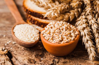 taze buğday taneleri ve un.