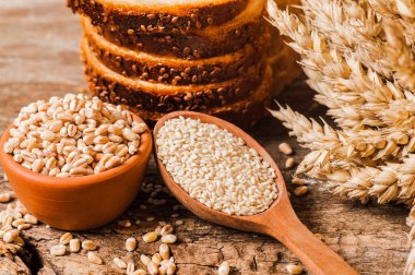 taze buğday taneleri ve un.