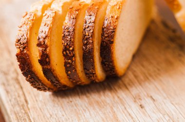 taze ekmek masanın üzerine dilimlenmiş.