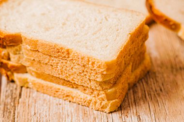 taze ekmek masanın üzerine dilimlenmiş