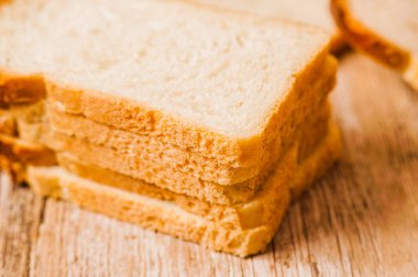 taze ekmek masanın üzerine dilimlenmiş