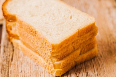 taze ekmek masanın üzerine dilimlenmiş