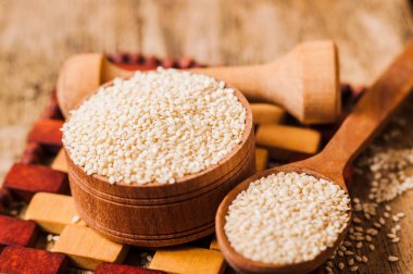 Tahta kaşıkta susam tohumları