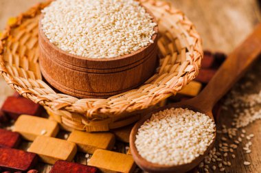 Tahta kaşıkta susam tohumları