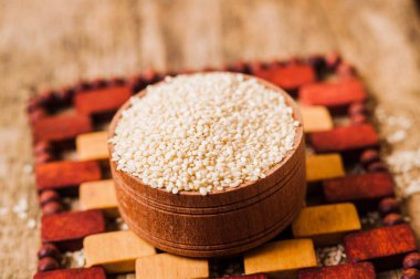 Tahta kaşıkta susam tohumları