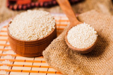 Tahta kaşıkta susam tohumları