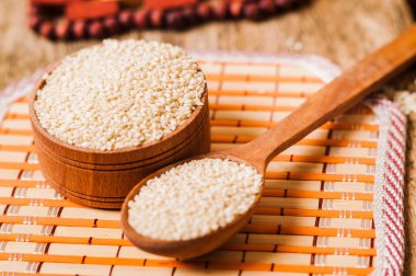 Tahta kaşıkta susam tohumları