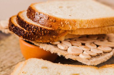 Tahta bir masada tahıl ve un. Taze ekmek. 