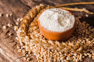 Fotoğraflar un renginde. Taze buğday taneleri ve un. Ekmek.