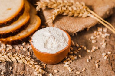 Fotoğraflar un renginde. Taze buğday taneleri ve un. Ekmek.