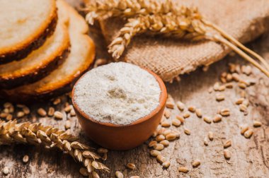 Fotoğraflar un renginde. Taze buğday taneleri ve un. Ekmek.