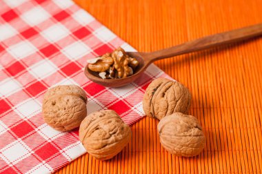 Ceviz çekirdeği. Seramik kasede ceviz çekirdeği