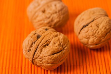 Ceviz çekirdeği. Seramik kasede ceviz çekirdeği