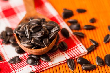 Tohumlar üzerinde ahşap arka plan ile ayçiçek yağı closeup fotoğraf. Biyo ve organik ürün kavramı.