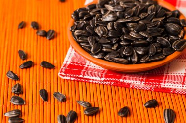 Tohumlar üzerinde ahşap arka plan ile ayçiçek yağı closeup fotoğraf. Biyo ve organik ürün kavramı.