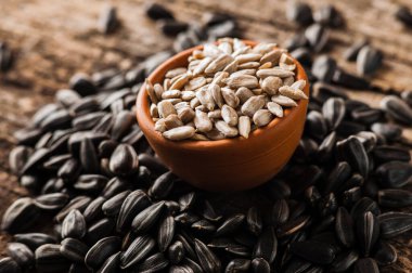 Taze ayçiçeği tohumu ve yağ. Tahta kasede kabuklu ayçekirdeği..