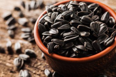 Taze ayçiçeği tohumu ve yağ. Tahta kasede kabuklu ayçekirdeği..