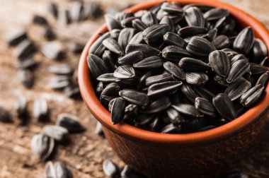 Taze ayçiçeği tohumu ve yağ. Tahta kasede kabuklu ayçekirdeği..