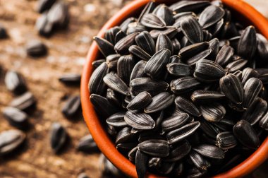 Taze ayçiçeği tohumu ve yağ. Tahta kasede kabuklu ayçekirdeği..