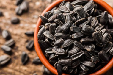 Taze ayçiçeği tohumu ve yağ. Tahta kasede kabuklu ayçekirdeği..