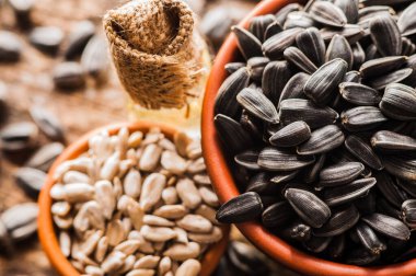 Taze ayçiçeği tohumu ve yağ. Tahta kasede kabuklu ayçekirdeği..