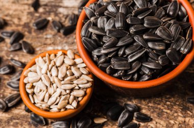 Taze ayçiçeği tohumu ve yağ. Tahta kasede kabuklu ayçekirdeği..