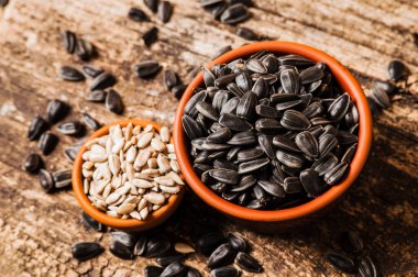 Taze ayçiçeği tohumu ve yağ. Tahta kasede kabuklu ayçekirdeği..