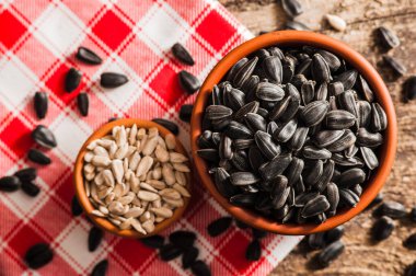 Taze ayçiçeği tohumu ve yağ. Tahta kasede kabuklu ayçekirdeği..