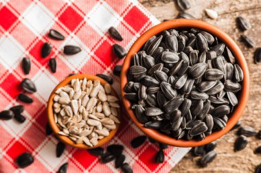 Taze ayçiçeği tohumu ve yağ. Tahta kasede kabuklu ayçekirdeği..